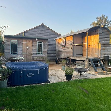 The Hen House Shepherds Hut With Hot Tub Chittoe Exterior foto