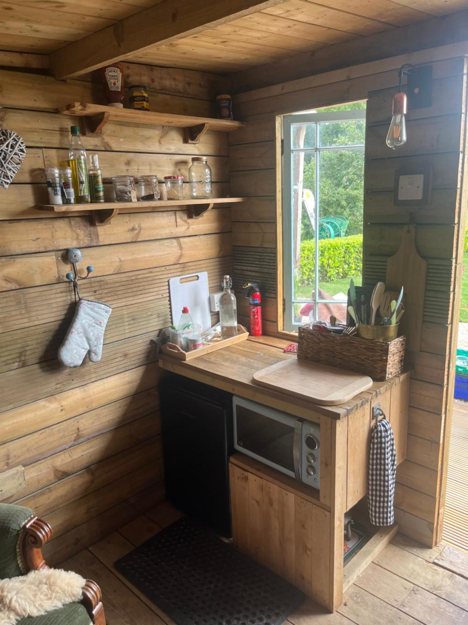 The Hen House Shepherds Hut With Hot Tub Chittoe Exterior foto