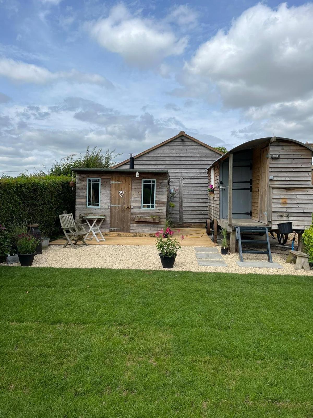 The Hen House Shepherds Hut With Hot Tub Chittoe Exterior foto