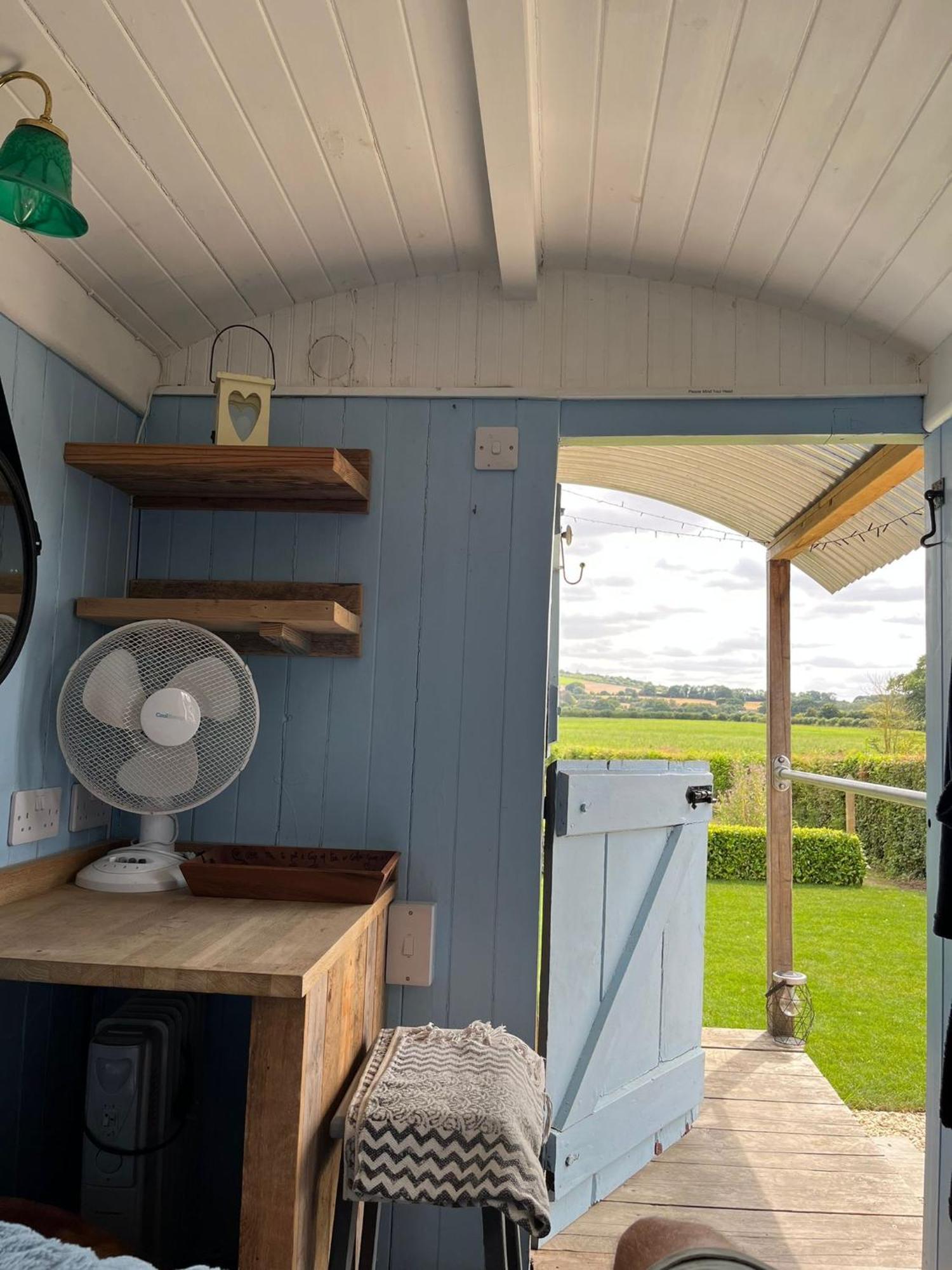 The Hen House Shepherds Hut With Hot Tub Chittoe Exterior foto